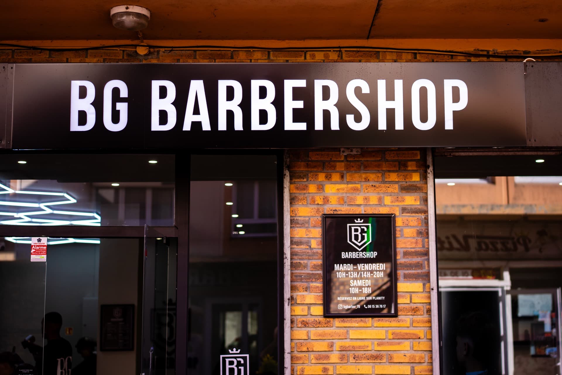 Façade BG Barbershop — soir