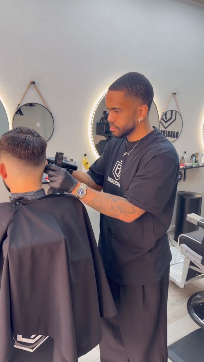 Coupe courte à la tondeuse chez BG Barbershop à Beynes