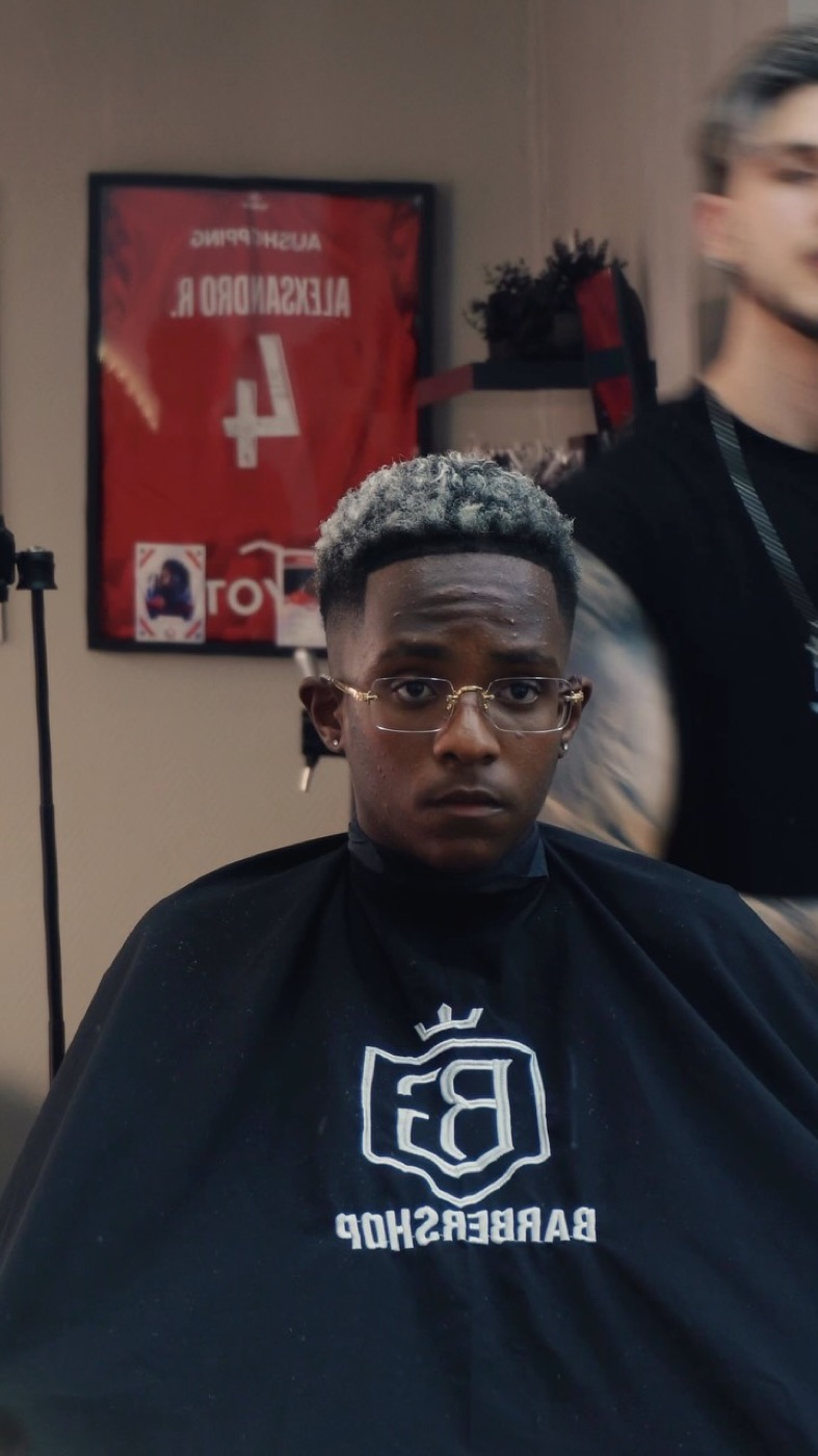 Dégradé à blanc en cours de réalisation chez BG Barbershop