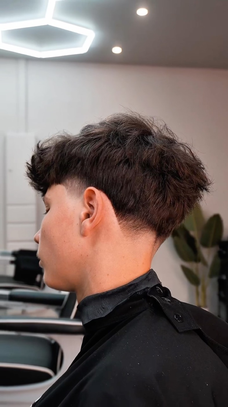 Crop texturé avec dégradé réalisé chez BG Barbershop à Beynes