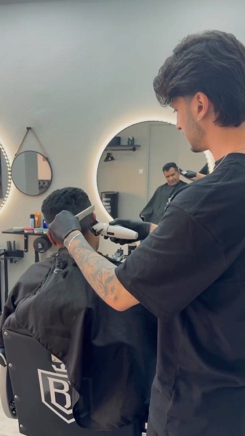 Coupe en cours chez BG Barbershop à Beynes