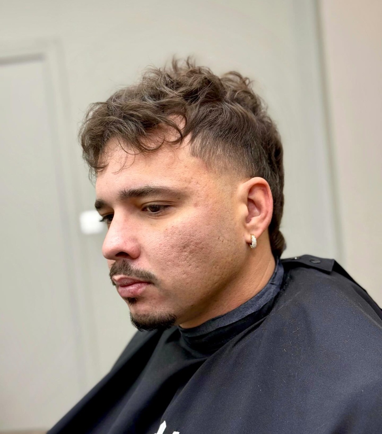 Mullet moderne texturé avec côtés fondus réalisé chez BG Barbershop à Beynes